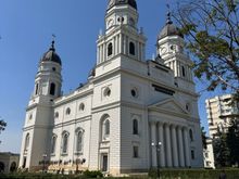 The huge Catedrala Mitropolitana - the largest Orthodox Church in Romania. 