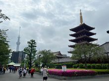 Five story pagoda contrasts with Tokyo Skytree in the background.