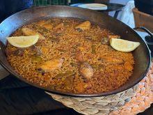 Paella valenciana de pollo y conejo