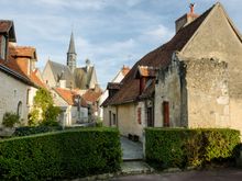 Impasse (blind alley) de Nicolas Potocki with St. Roch church behind. *Shutterbugs DO NOT miss this corner up on the trail leading to the chateau. The views there are 360 degree excellent. In all directions. Our third image at the very start of this TR (i.e. vertical view with red vine and old buildings) was taken immediately to the right here.
*Next: The Senses--ways of knowing the Loire.