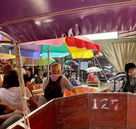 Boats all jammed together trying to get to the vendors