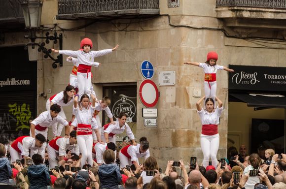 Dual enxaneta kids crown their team's towers.