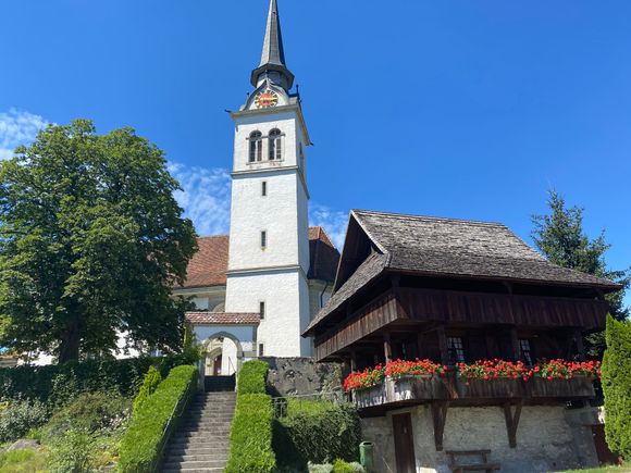 A church next to a Stöckli, used as storage or accommodation 