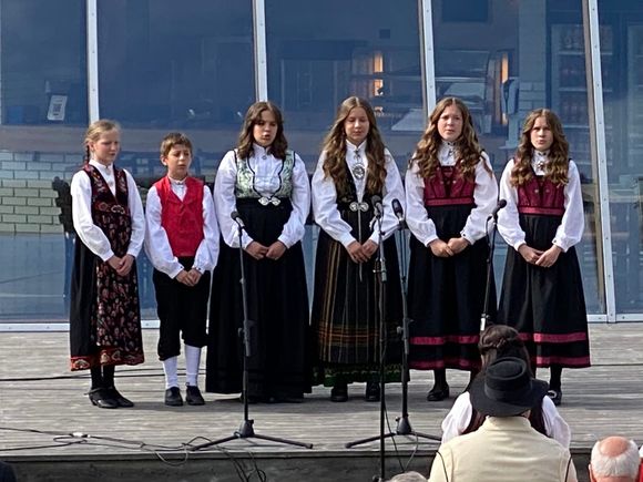 Children singing at the glacier museum 