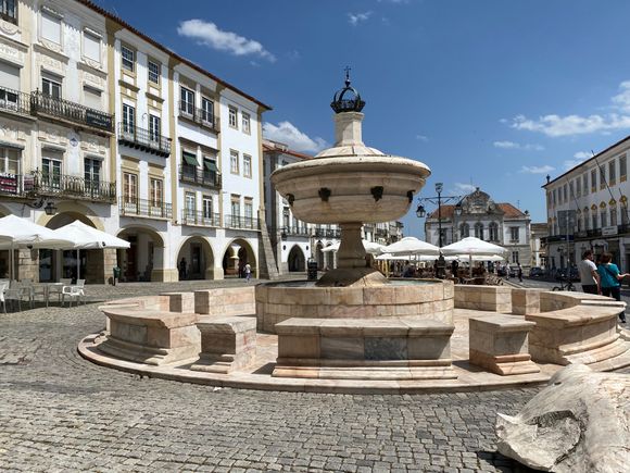 Praça do Giraldo, a lovely central square 