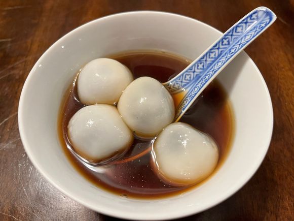 Tong yuan (glutinous rice balls with sesame filling)