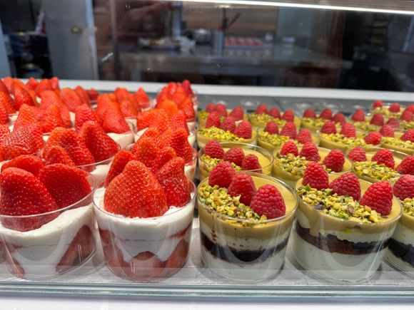 We had lunch on this day in the Il Mercato Centrale - I took some photos of a bakery and its delicious desserts. 