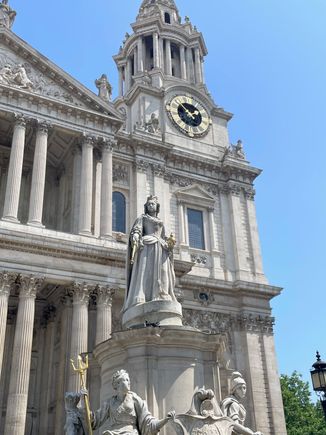 We were on our own for lunch, lot's of places to choose from and then we are to meet at the statue of Queen Anne, there she is!