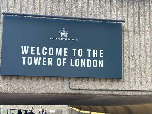 We tourists were delighted to see this sign, in earlier times it was probably not as popular, if you were going to lose your head for instance.