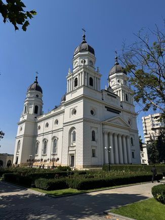 The huge Catedrala Mitropolitana - the largest Orthodox Church in Romania. 