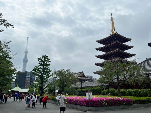 Five story pagoda contrasts with Tokyo Skytree in the background.