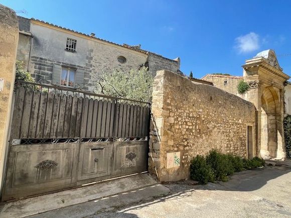 Quite the real estate, in centre of Arles 