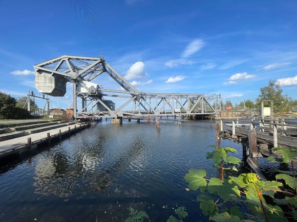 Swing bridge