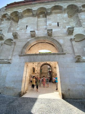 Entrance gate