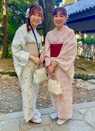 These young ladies did not mind having their photo taken in their lovely kimonos. They quickly slid their phones into their purses beforehand :)