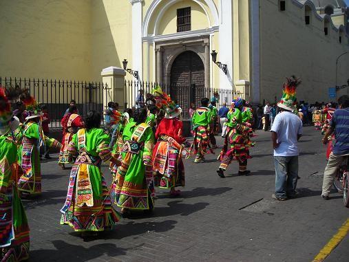 From a trip several years ago: traditional dancers participating in a procession I happened to stumble onto while walking around the historic center in my usual "flâneur" manner. 