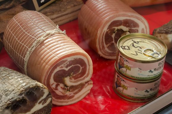 In this area, shoppers can look for black pork cold cuts and grilled mutton chops. The latter goes well with the little white Tarbais beans. One could also seek the tasty Gave trout.