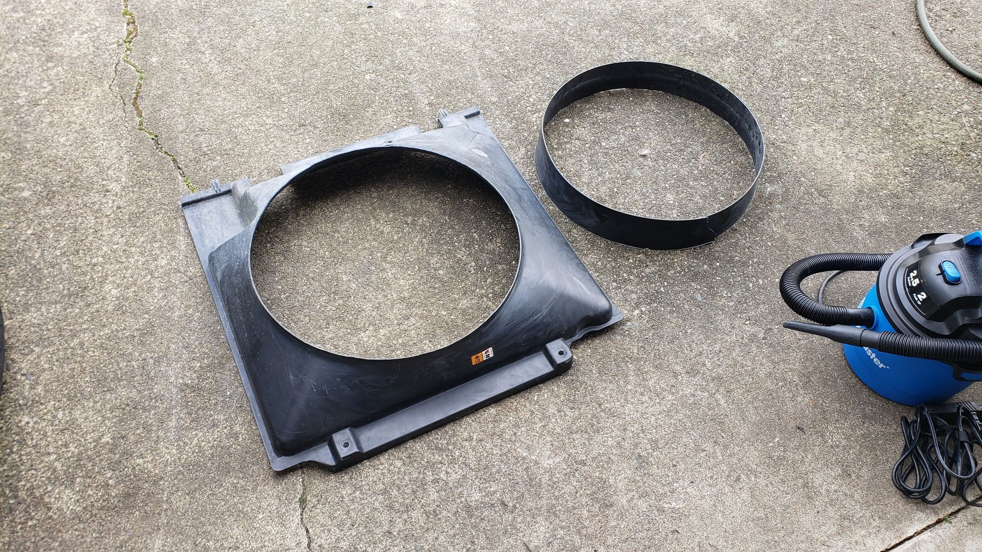 Cut the extended part off of the V8 fan shroud with a dremel and you now have yourself a V10 fan shroud.