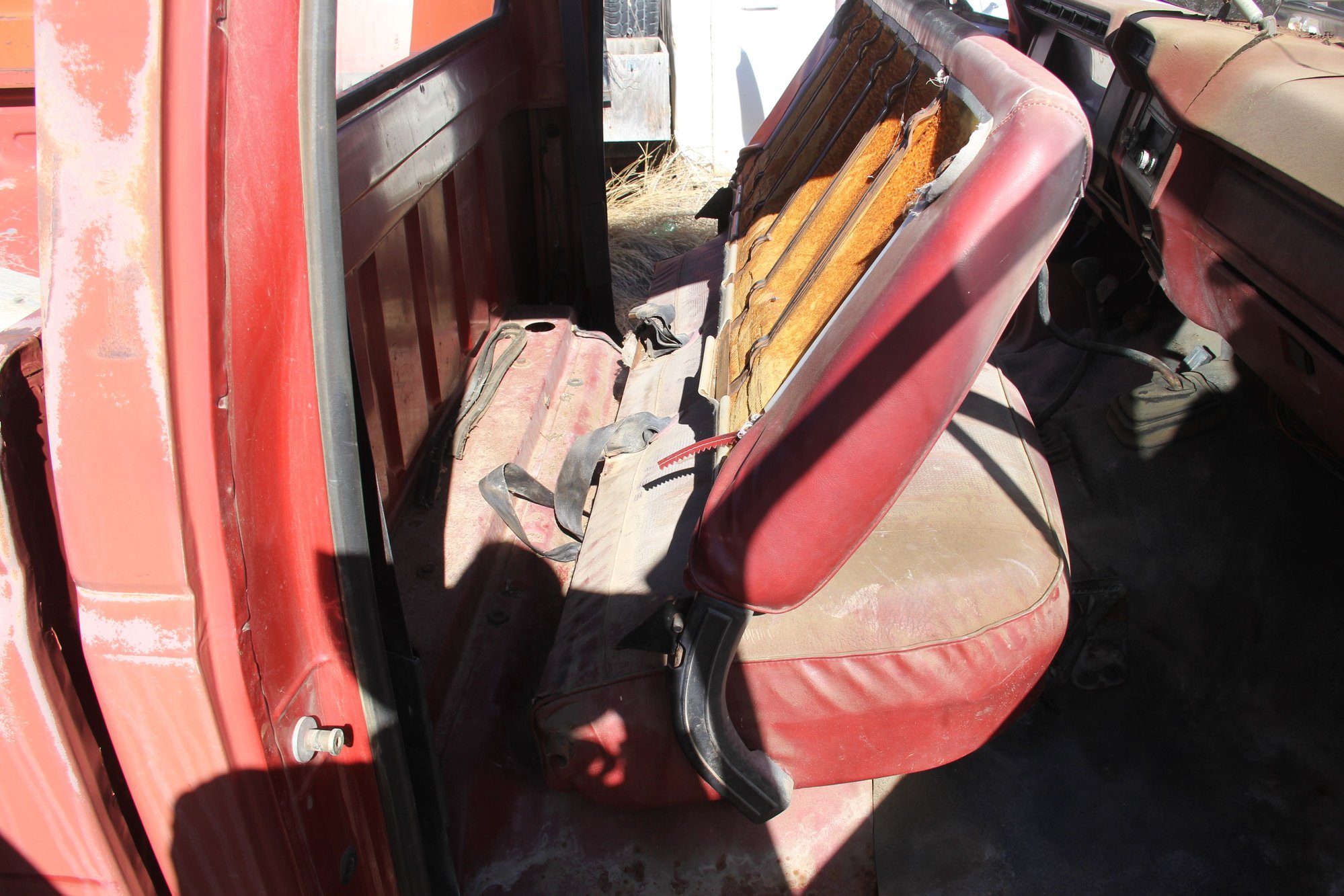   Behind  the  seat , the  cab  corners  are  clean, no rust  no  body  rot.