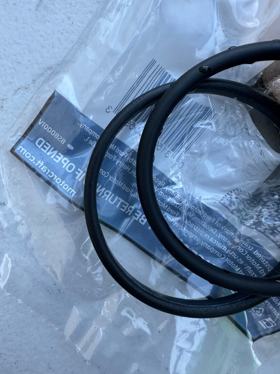 upper radiator hose uses 2 different size o-rings. rts1070 for the lower connection to thermostat housing, and rts1069 for connection to radiator.