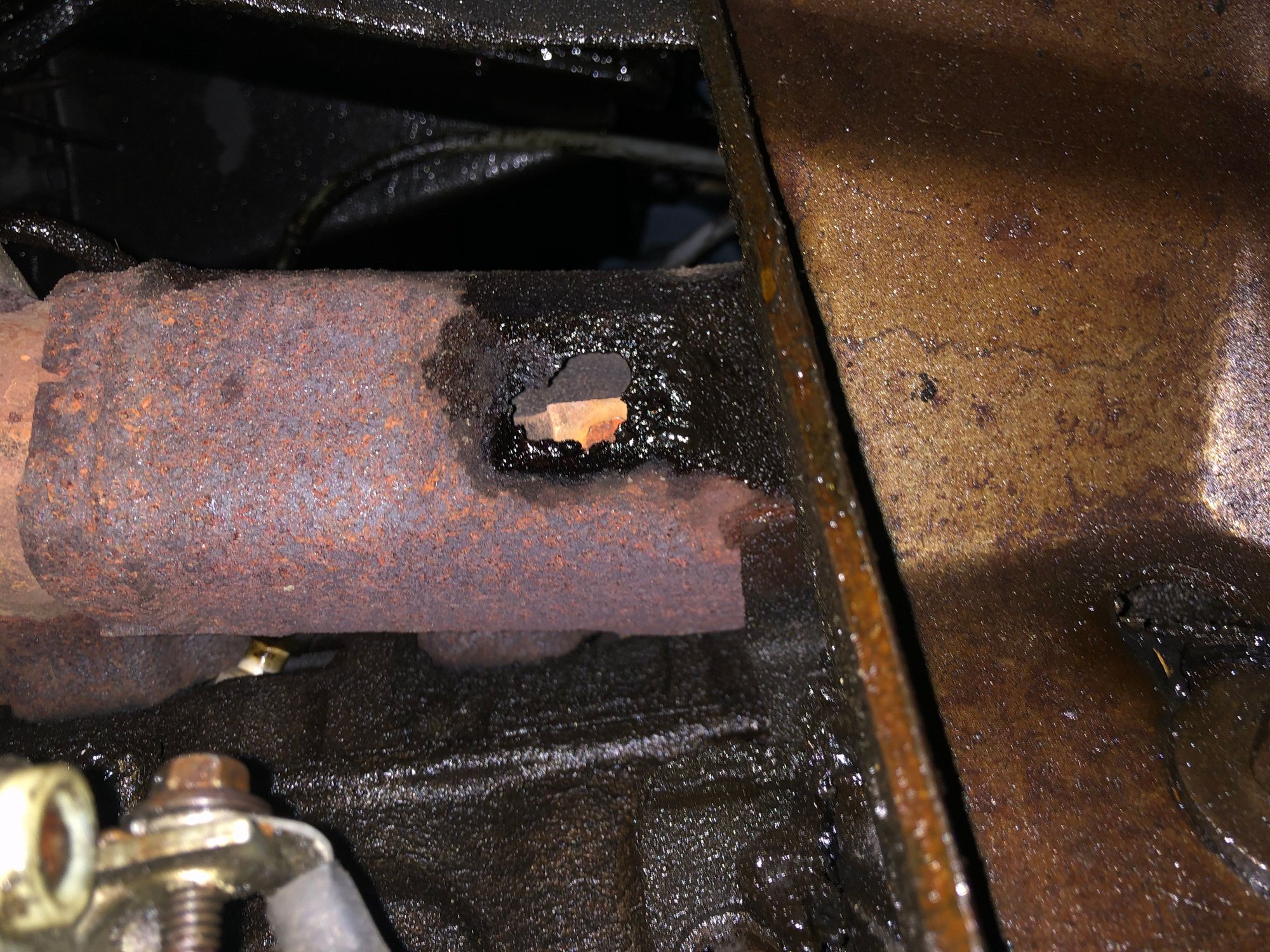The hole in the bottom of the exhaust manifold