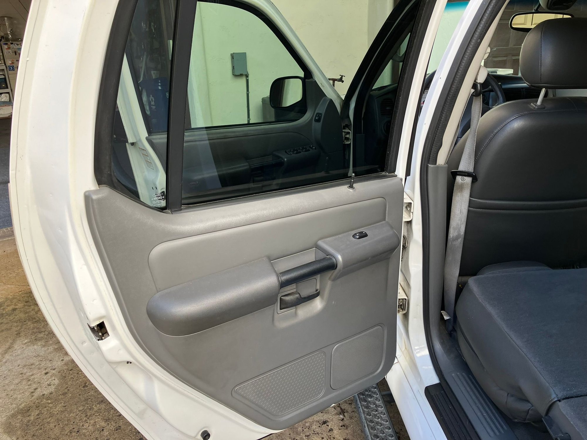 2004 Ford Explorer Sport Trac - 2004 Ford Explorer Sport Trac XLT - Used - VIN 1FMZU67K34UA15415 - 200,071 Miles - 6 cyl - 2WD - Automatic - SUV - White - San Diego, CA 92037, United States