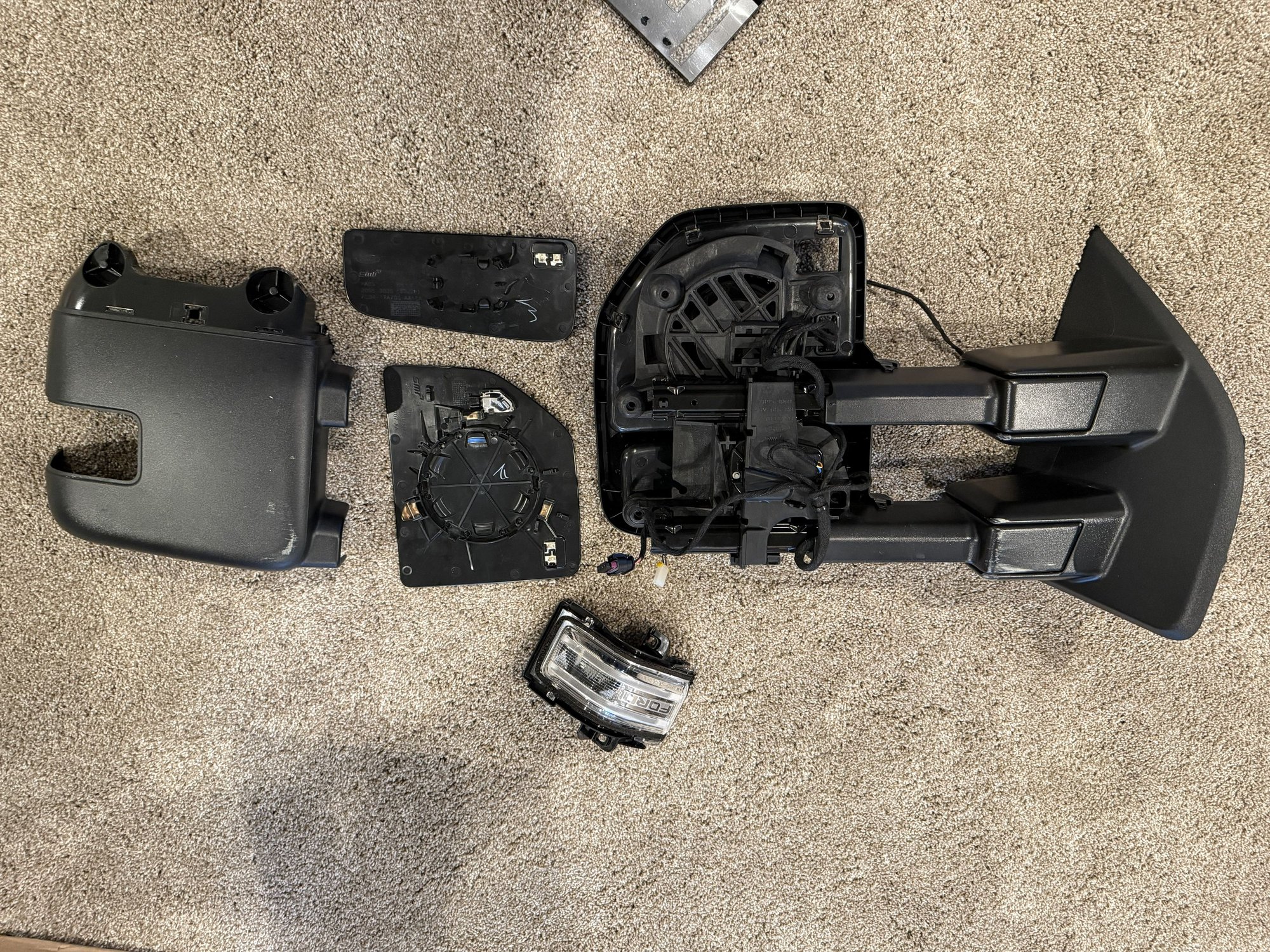 Exterior Body Parts - Complete RH Mirror from 2021 F350 Lariat for Parts - Used - 2017 to 2022 Ford F-350 Super Duty - Muskegon, MI 49445, United States