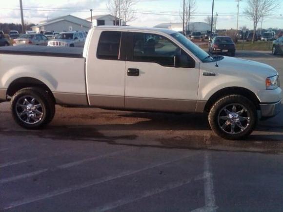 206922 1803625303960 1639690787 1728218 4969771 n

this is my 2007 f150 stock with 20 in fuel octane rims and nitto terra grappler tires...looking to put 6 inch lift but not sure which way to go..
