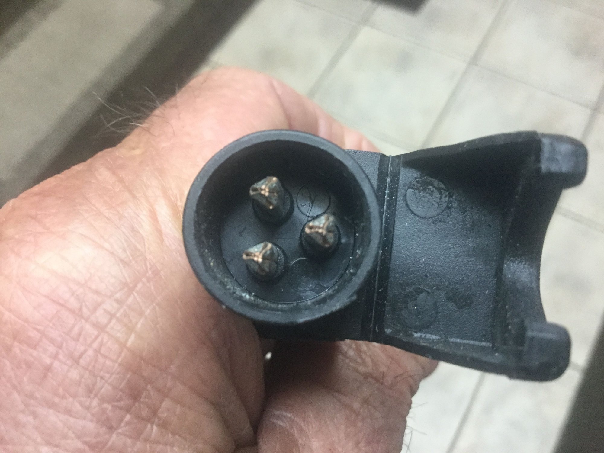 Voltage regulator 2012 Harley Davidson 3 prong connector orientation