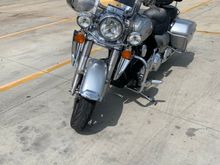 Front view of the fangs and KW Flare windshield 