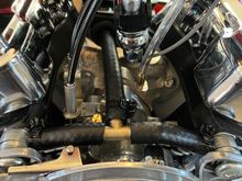 Head breather hose routing