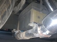 Here you can see the S&S crossover pipe bolted to the bottom of the transmission on my Ultra.Other than the flanges on the heads, this is the only solid attachment to the engine and transmission .