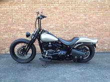 5/1/13 - With Metzeler 140/70-21 mounted on Black Bike 21x3.5, Burly 1.5" lowering kit, Vulcan 7.5* rake kit, Nash 14" Gimps and blacked out motor.