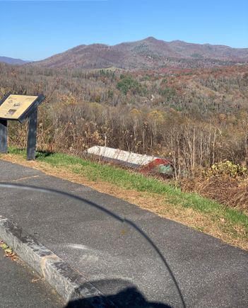 In the distance are a couple of houses.
For years there were no houses built near
the parkway.
Building (lower) is @ the Orchard.