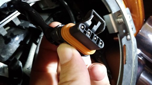 This is the connector that is plugged into the splitter for the H9/H11 bulbs.