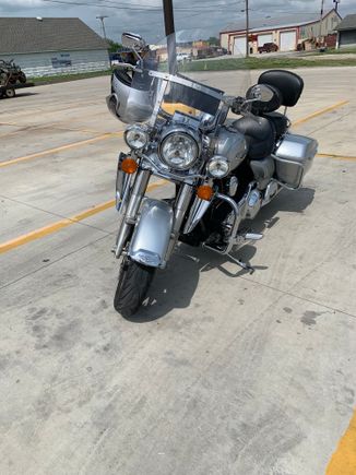 Front view of the fangs and KW Flare windshield 