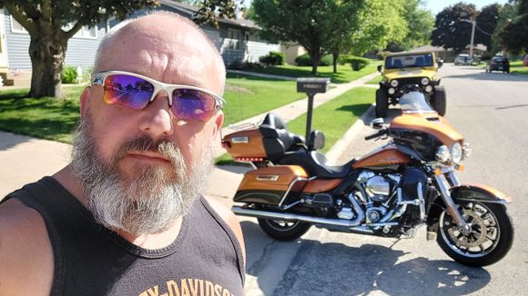 72 degrees, sunny and light winds, at 9am. After about an hour the winds decided to blow once again, out of the west. I got up to hwy 59 just west of Albany and decided I was going east, with the wind. I did that until I got to White Water, then it was south back into Illinois. 