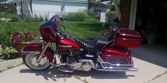 Bike was originally tan & brown. Still have the original brown Comfort Flex seat with backrest.

Mod done in 2002, S&S Super Stock heads, Super E carb, +0.020" forged slugs, Jim's Powerglide Tappets,
and true duals...
