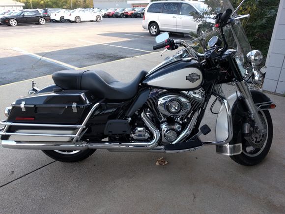 New to me 2010 Road King Police. Quite a bit different than the Sportster that I've been riding.
