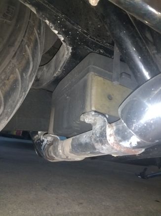 Here you can see the S&S crossover pipe bolted to the bottom of the transmission on my Ultra.Other than the flanges on the heads, this is the only solid attachment to the engine and transmission .