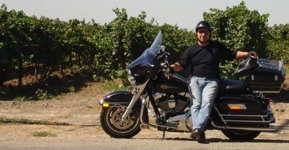 HD Fairing, no stripes, black. Fits all flht &amp; models I am told.
From fly and ride rental bike. Can email more photos.