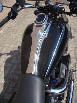 Dakota Digital   HD lub. oil pressure gauge   HD flush mount fuel caps