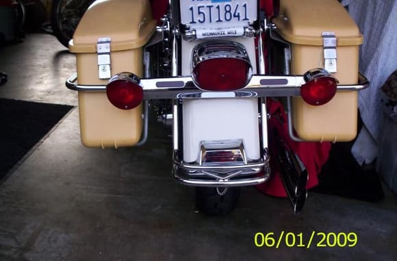 INSTALLED VINTAGE SPORTSTER BAGS ON
HERITAGE SOFTAIL.  NOW TO FIGURE OUT WHAT
COLOR OR COLORS TO PAINT THE BAGS.......