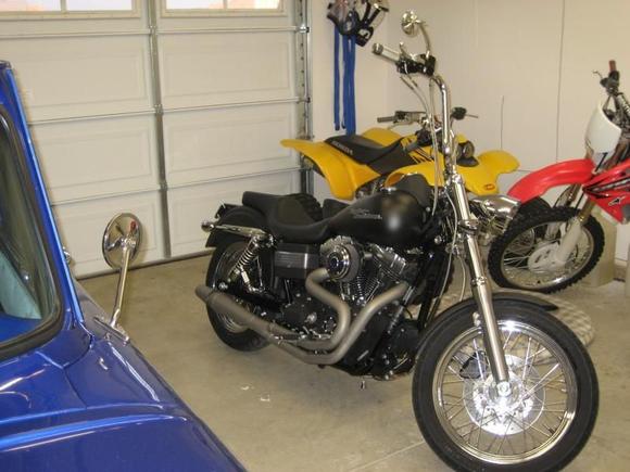 first set up on bike, 12 in. apes, ceramic coated thunder header, and a stupid SE build with SE cnc heads that blew up at 2,500 mi.