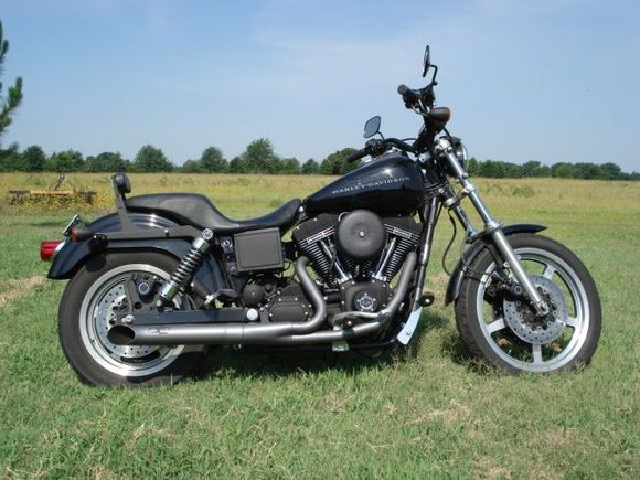 99 FXDX, 95 se hc forged pistons, andrews 55g cams, woods 43.5 rebel carb, rb lsr 2/1 exhaust, dtt ignition, se perf heads cleaned up, .040 head gaskets. Built by me.