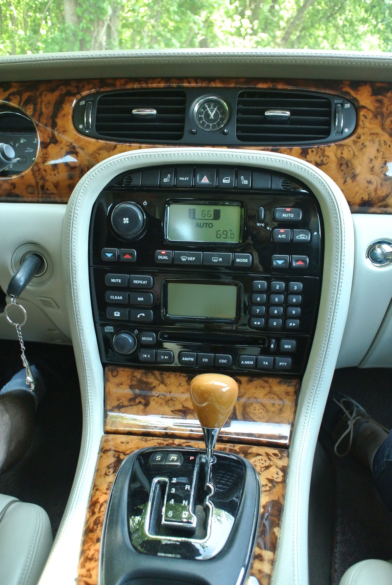 2004 Jaguar Vanden Plas - 2004 Jaguar Vanden Plas with fully fucntioning factory air-electronic suspension - Used - VIN SAJEA74C14SG11606 - 167,200 Miles - 8 cyl - 2WD - Automatic - Sedan - Silver - South Windsor, CT 06074, United States