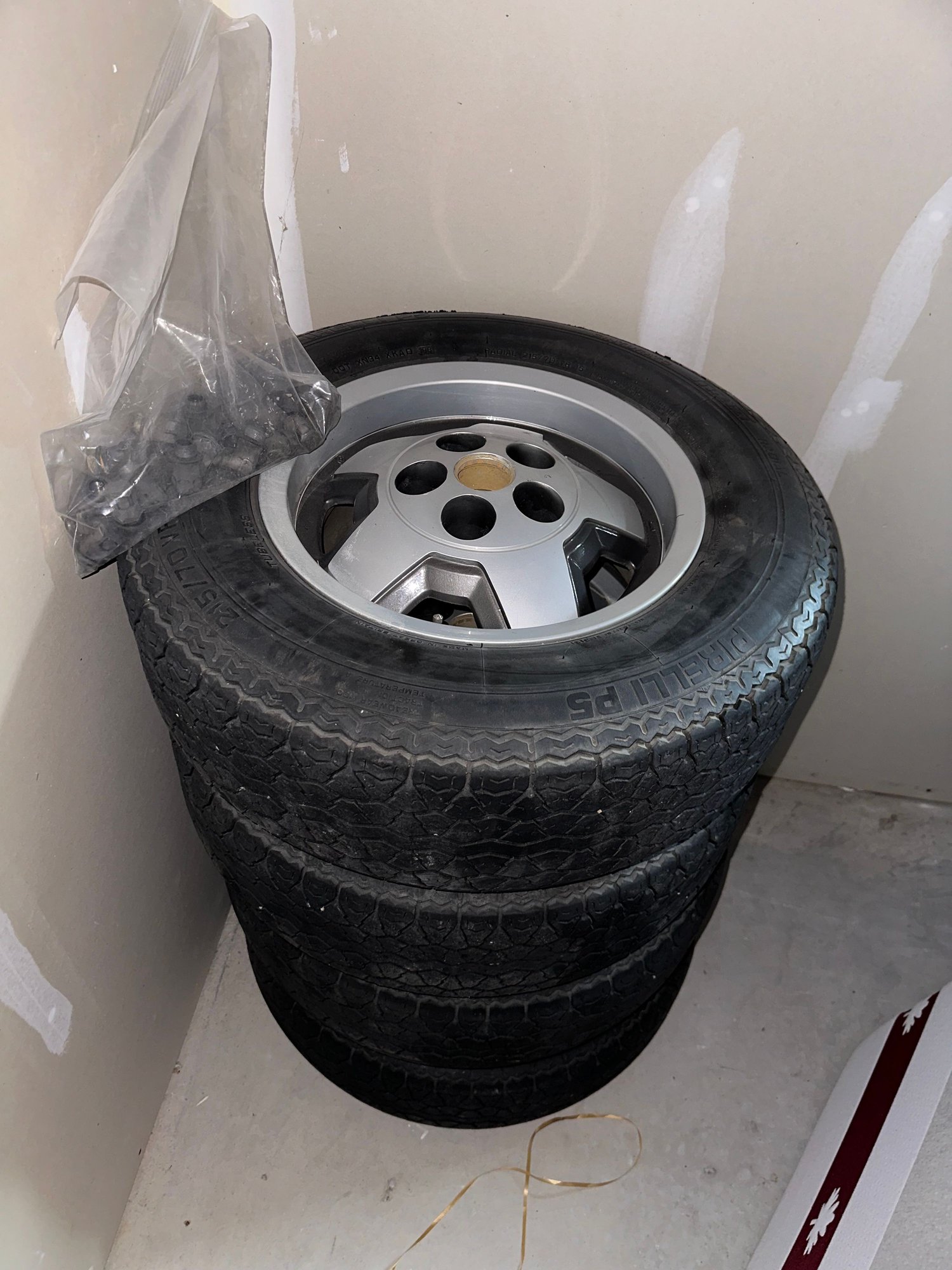 Wheels and Tires/Axles - 5 x Starfish with OEM lug nuts - Used - 1976 to 1996 Jaguar XJS - Toronto, ON L9M0H3, Canada