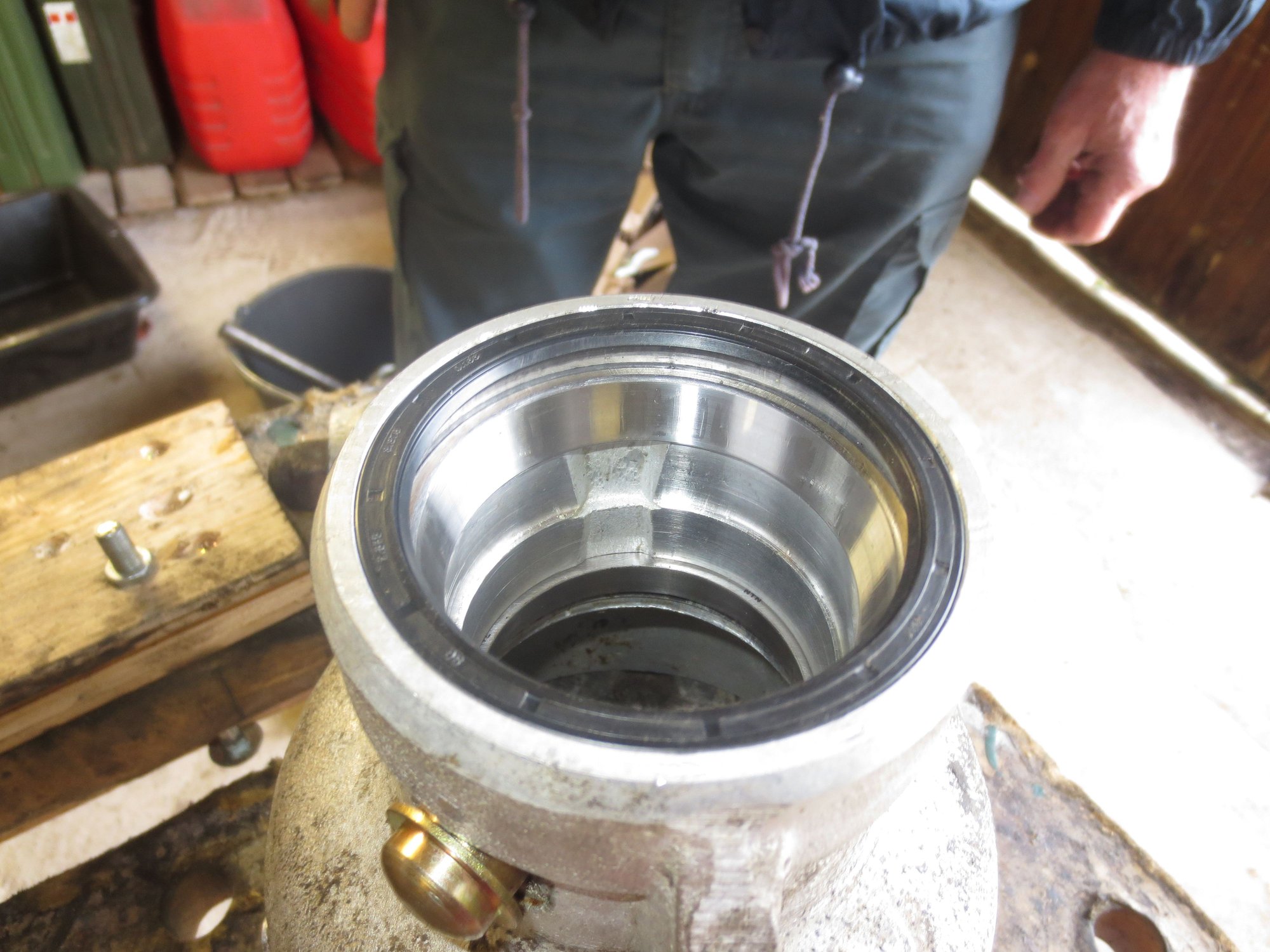 New outers of the bearing in place, plus oil seal on the outer end of the hub carrier