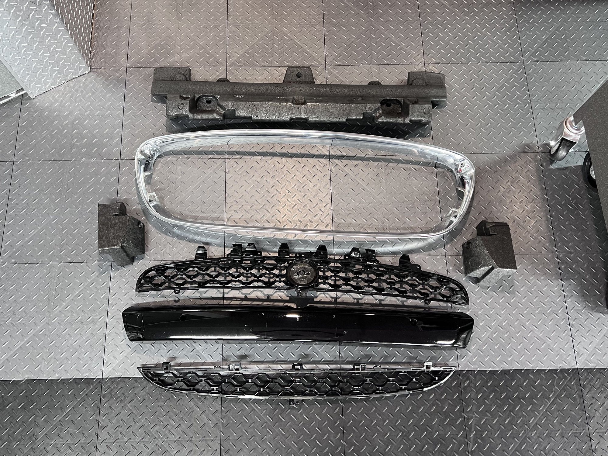 Exterior Body Parts - Jaguar F-Type front grill, OEM, 2014-2017 - Used - 2014 to 2017 Jaguar F-Type - Seattle, WA 98116, United States