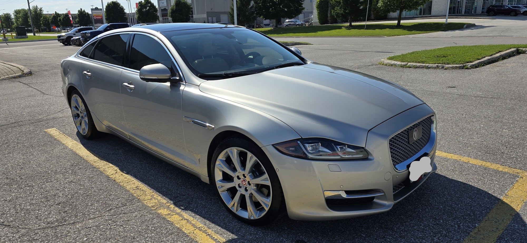 2016 Jaguar XJ - 2016 XJL Portfolio - Used - VIN SAJXJ2GD3G8V94256 - 142,000 Miles - 6 cyl - AWD - Automatic - Sedan - Silver - Barrie, ON L4N8S2, Canada